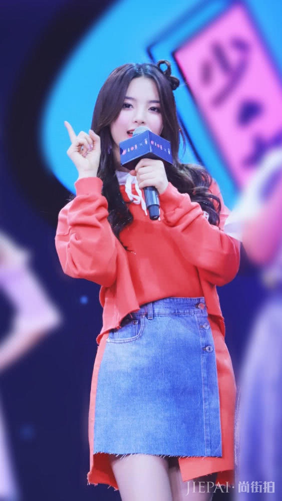 杨超越火箭少女第一美?西装裙碰上贾青瞬间显得小家子气了