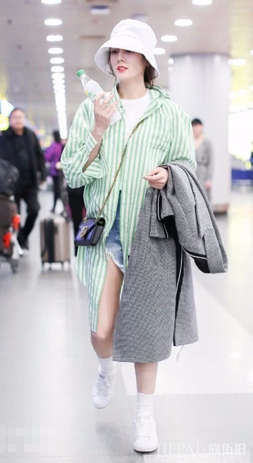 迪丽热巴平底鞋增高10厘米，这腿绝了！