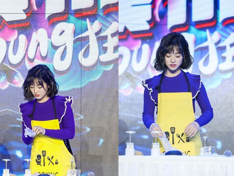 沈月配荷叶边衬衫超俏皮，居然格外好看！