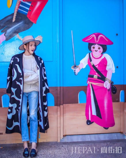 御姐陈乔恩PK辣妈张嘉倪,日常私服中搭配下谁才更胜一筹?