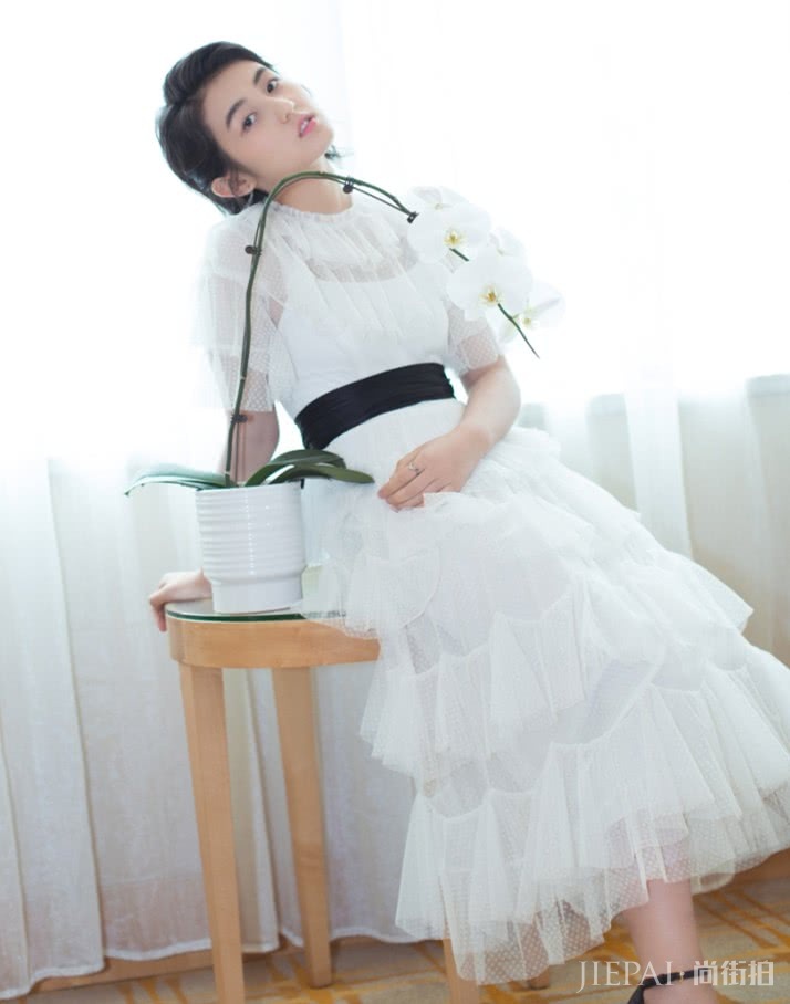 张子枫一身休闲装的穿搭风格!