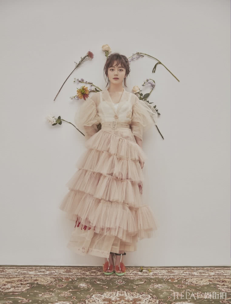 谭松韵的穿衣不仅只有少女感，换上衬衫配格纹开叉长裙后秒变知性女神