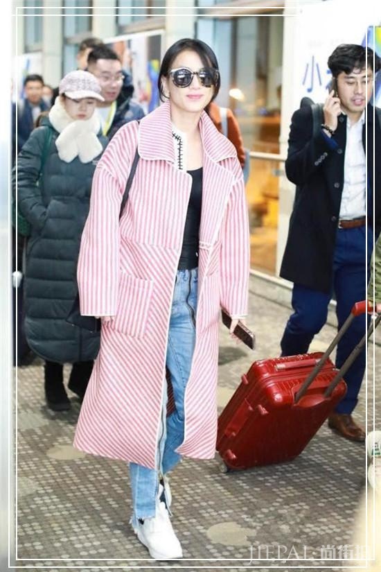 机场保暖只服黄圣依，雷锋帽配大棉袄+“狗熊鞋”