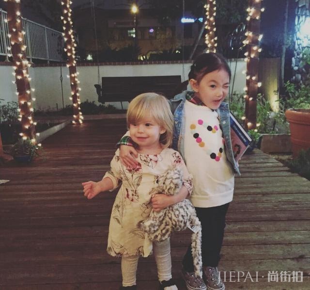 李安琪晒女儿前后对比照,奥莉扎哪吒头,真是时尚界的弄潮儿!