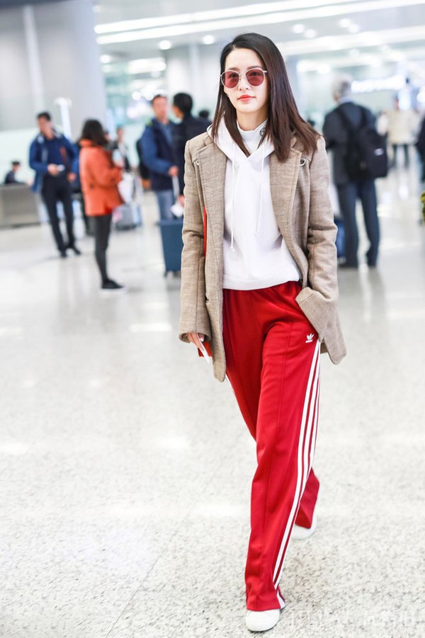 酷女孩能轻松消除西装的严肃正式感 穿出洒脱自如