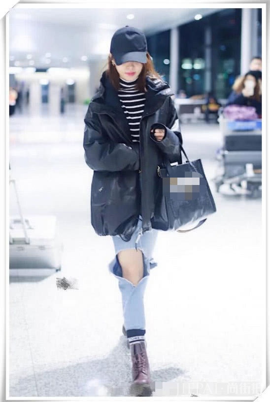 蔡依林为保暖把裤脚塞袜里，但为啥还要露膝盖呢