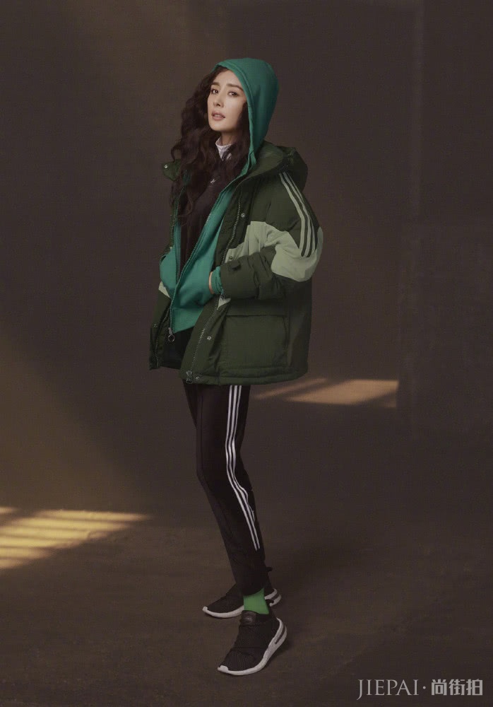 杨幂飘逸长发＋瓜子脸精致爆了，真的美极了！