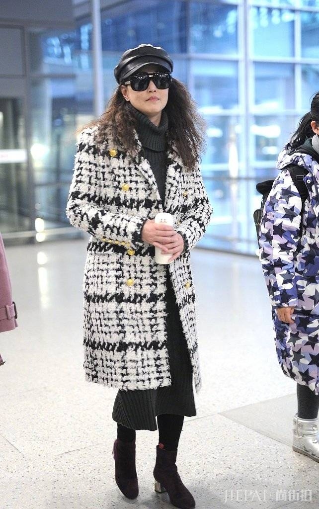 周海媚穿格纹大衣搭针织裙走机场
