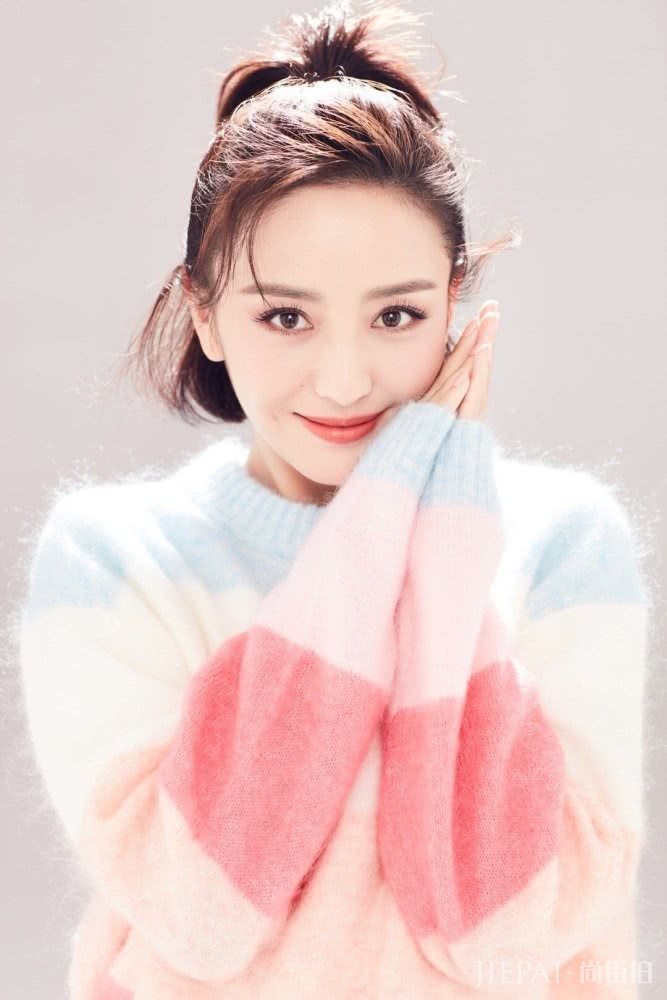 佟丽娅穿彩虹毛衣嫩回18岁