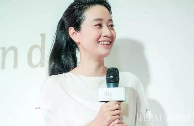 马伊琍再一次挑战长发,扎高马尾不光漂亮,还有气质!