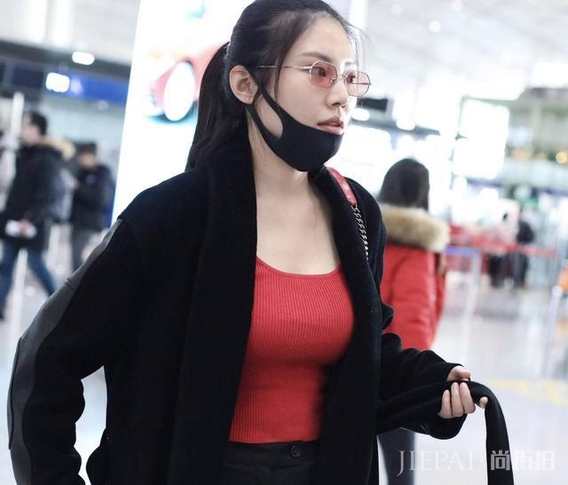 “大嫂”徐冬冬与男友机场相隔一米全程无话,是默契还是假恋情?