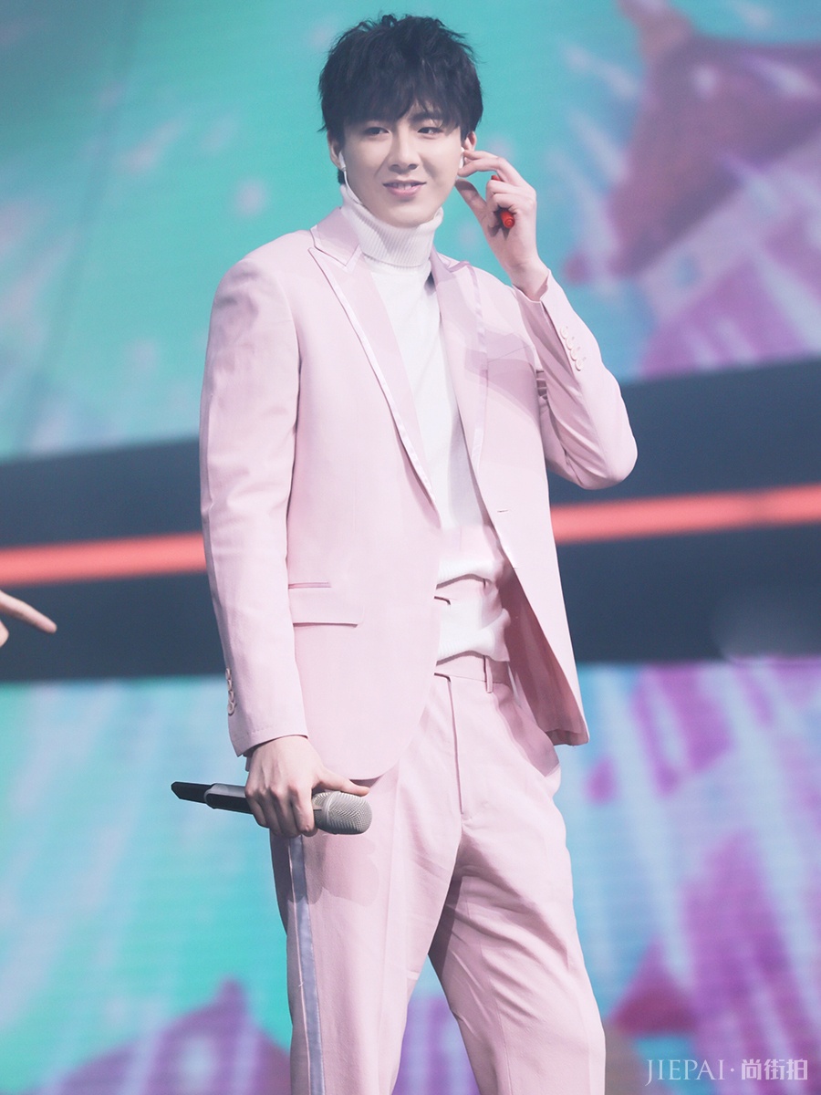 刘宇宁同框金瀚,都穿粉色外套,不是腿长就能赢!