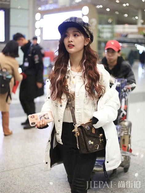 吴宣仪私服风格“变化多端”，居然还是个帽子大户