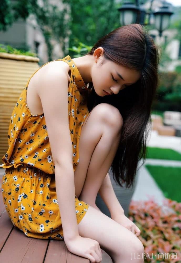 林允针织衫配牛仔裤,身材又高又瘦