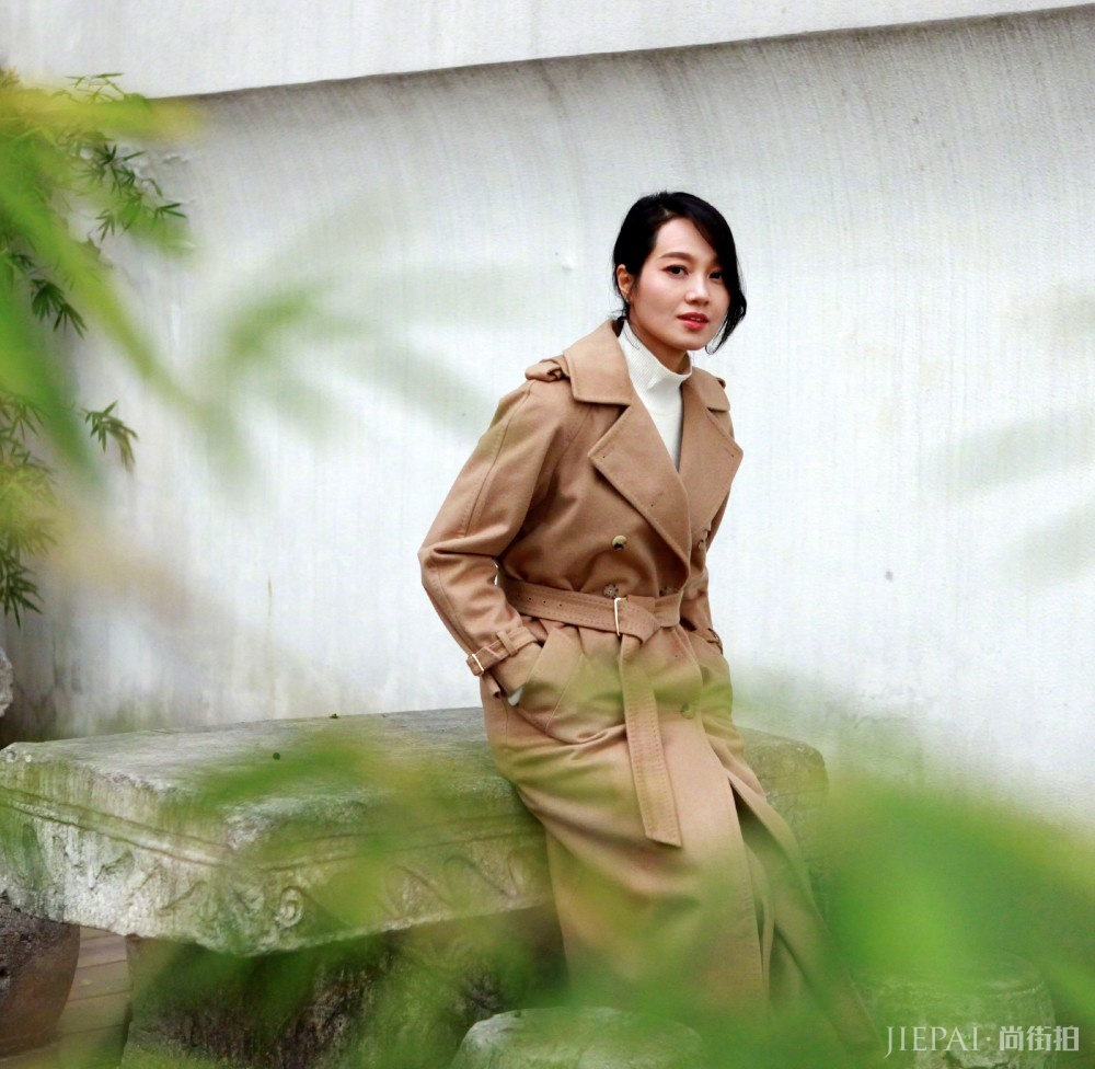 朱丹颜值高就是不一般，烂大街的大衣穿出时髦又优雅！