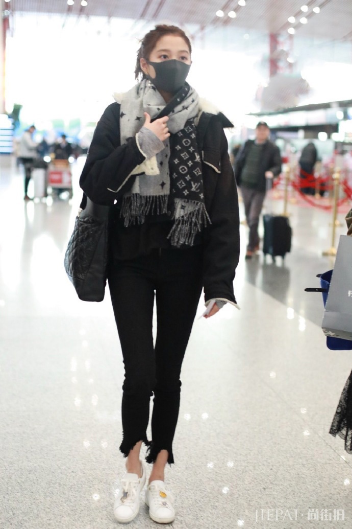 关晓彤穿搭臃肿露出脚踝,新发型干练!