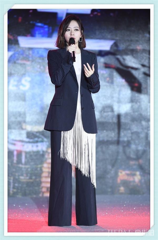 张靓颖“挂面裙”配“水桶裤”也敢穿!网友:脚呢?