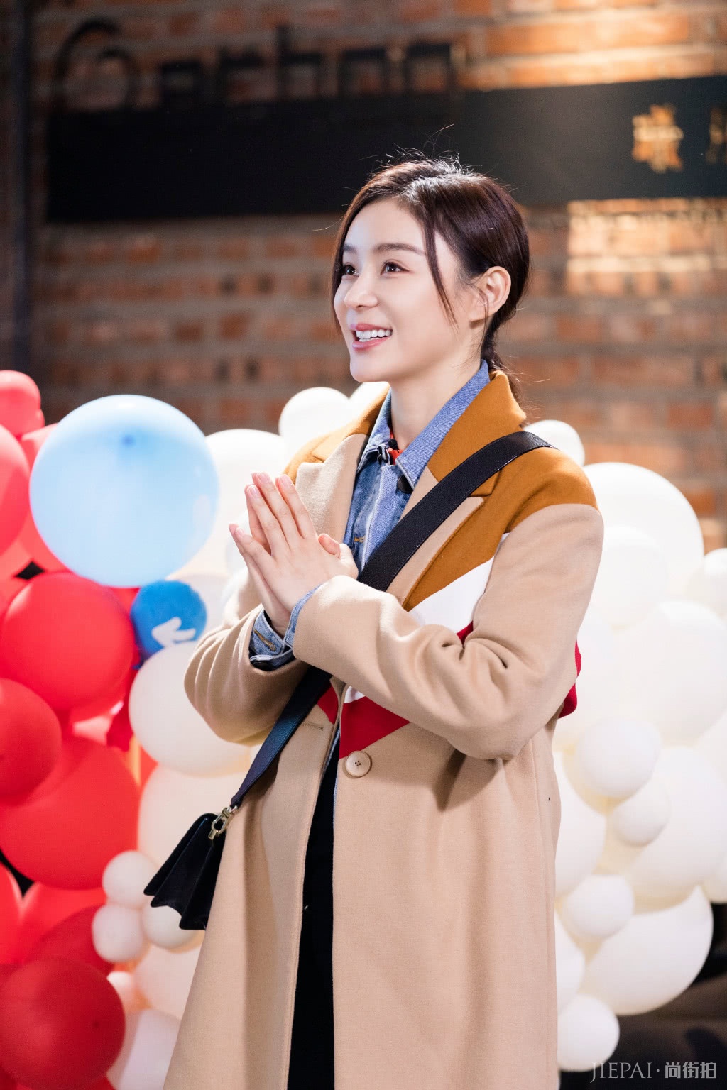 袁姗姗粉色外套配运动裤，惊艳全场，30多岁依然少女感满分