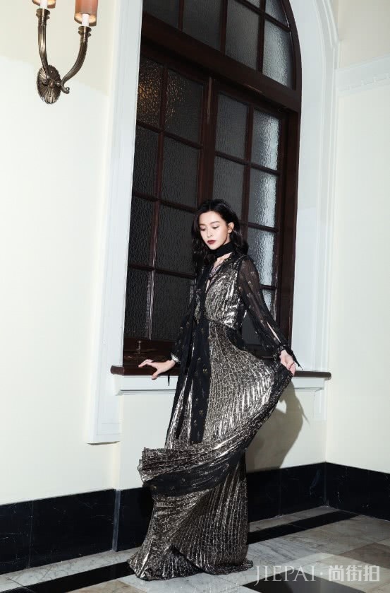 文咏珊在衣领挂2朵大花，全靠颜值撑了起来！