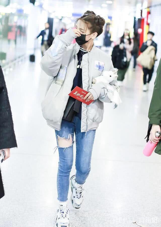这款超减龄发型，杨超越顶哪吒头走机场
