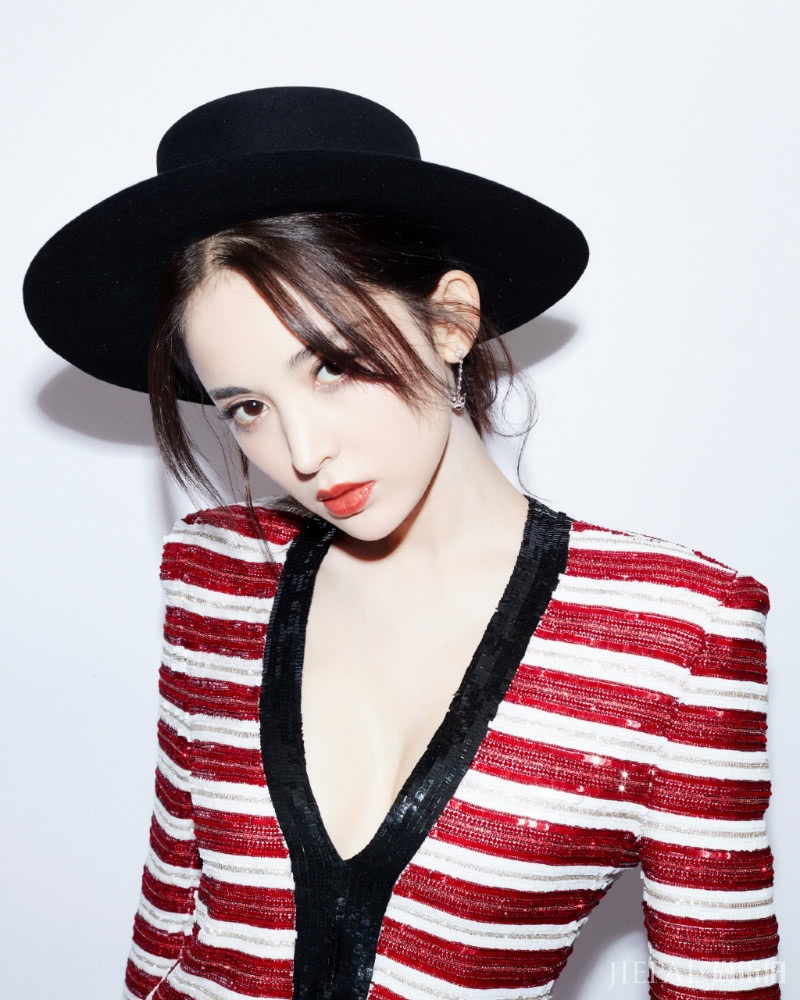 微博之夜,古力娜扎身材就是好,唐嫣C位笑起来还是那么甜