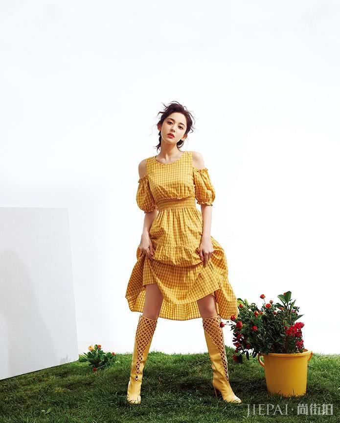 古力娜扎换新发型登时尚杂志，烫复古小卷发，俏皮可爱如油画少女