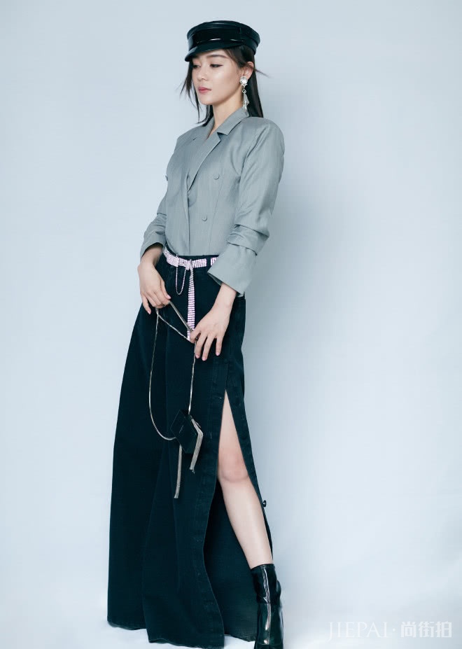 袁姗姗开叉裙走红毯，冷到要拿“香烟盒包”取暖？又时尚又萌！