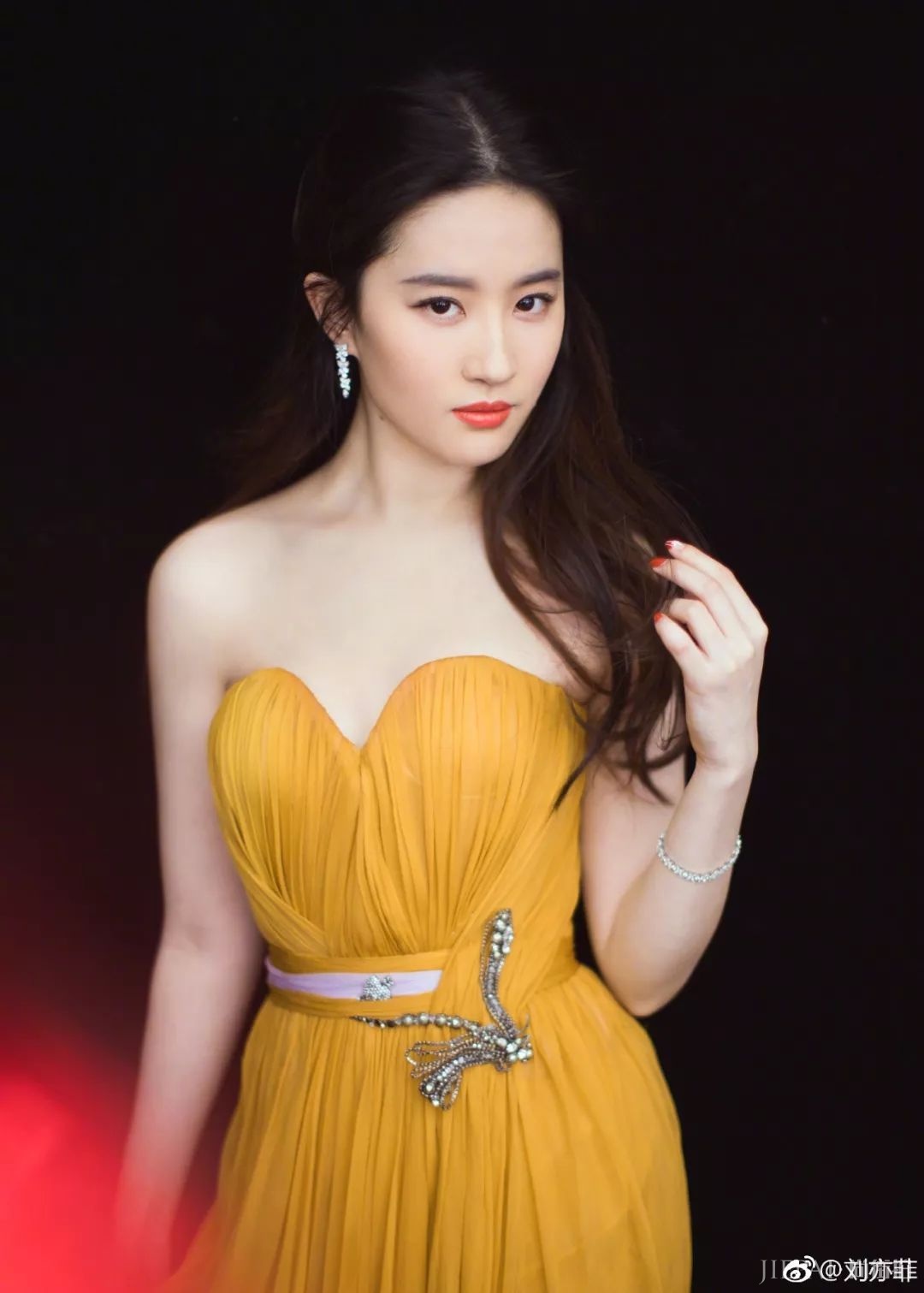 陈瑶的天鹅颈美到让人羡慕！