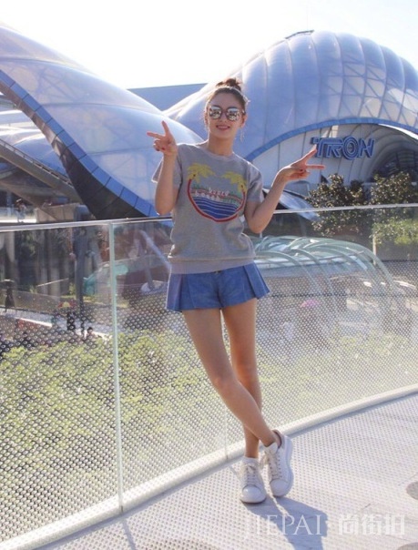 张雨绮星途璀璨,一身穿搭性感迷人,优雅又高级