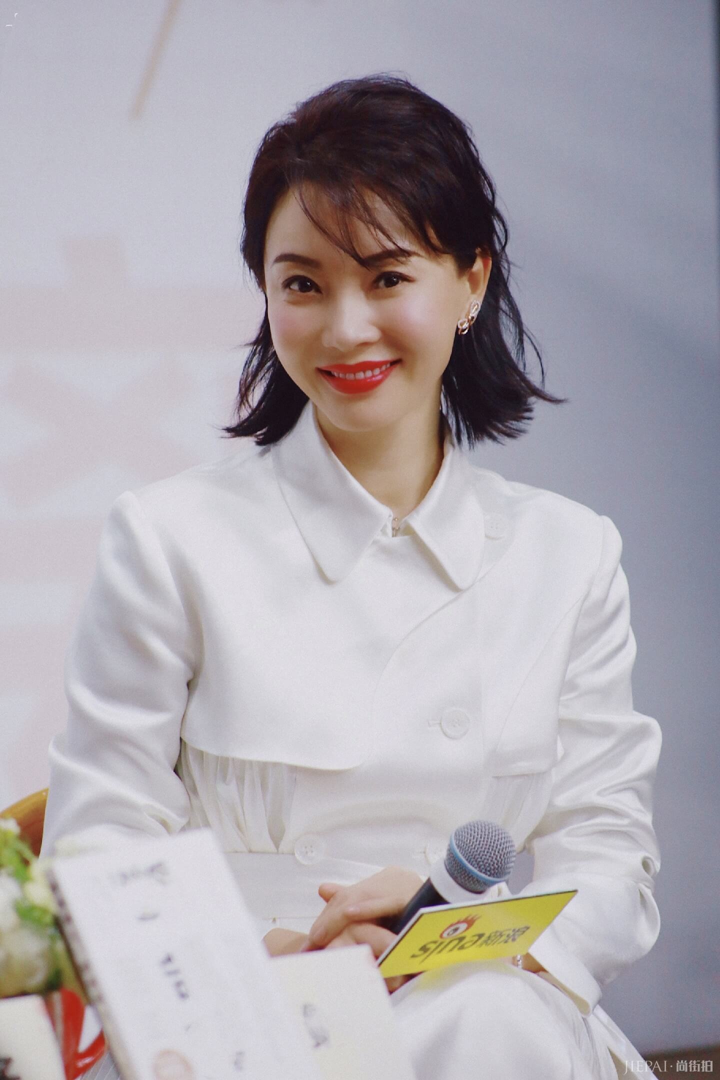 陈数一袭百褶裙风衣优雅精致,成熟女性的教科书式搭配