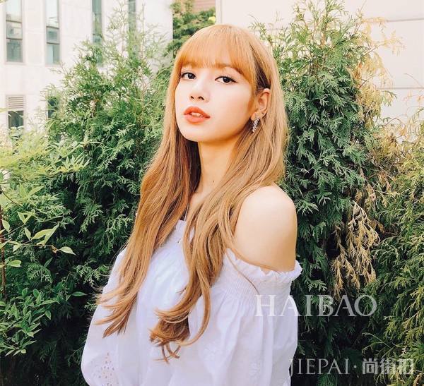 “人间芭比”Lisa的发色也是Real好看了!