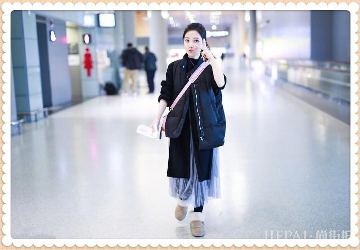 冯提莫机场秀清纯又养眼，不是见光死？