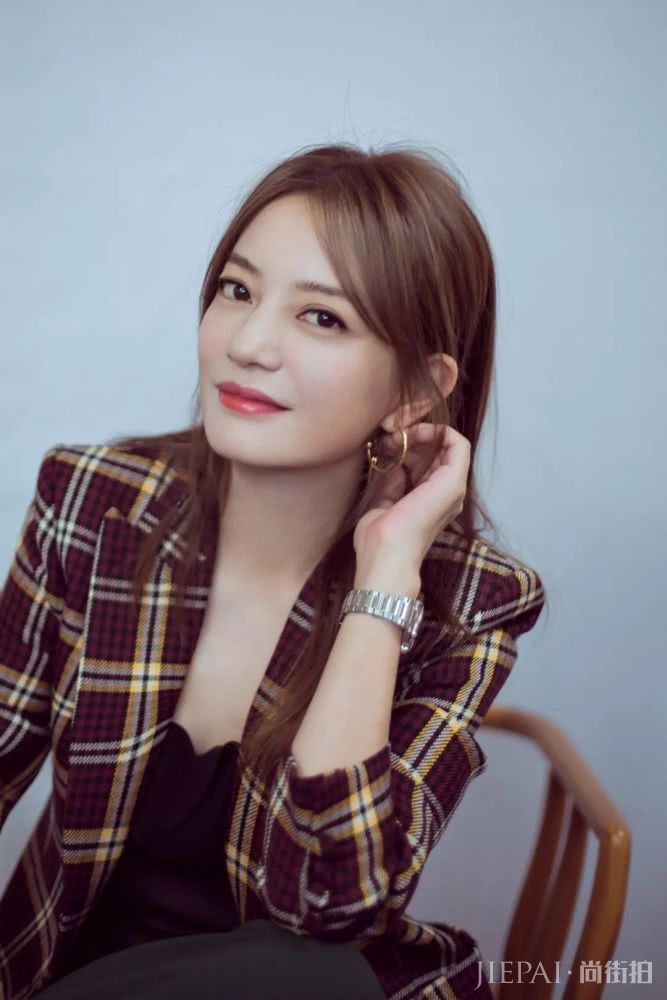 赵薇，从“红不了”少女到优雅“斜杠青年”