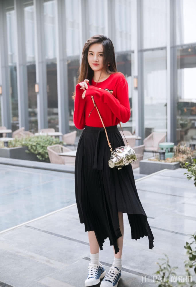 宋祖儿斜挎“金猪”受疯狂追捧，成了新带货女王？