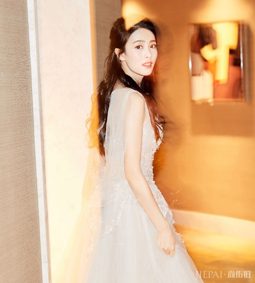 白鹿集千万宠爱的S级美貌！将晚礼服穿出了婚纱的气质！