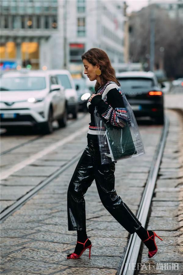 降低皮裤奇装异服的感觉 只需要一件毛衣就够了