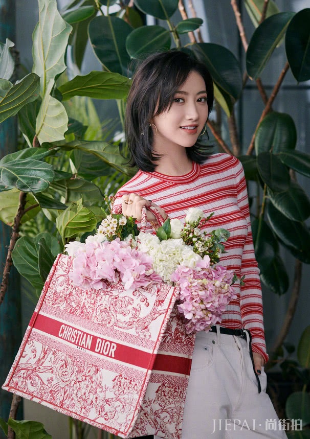 景甜拎“买菜兜”，连baby都没李冰冰年轻？