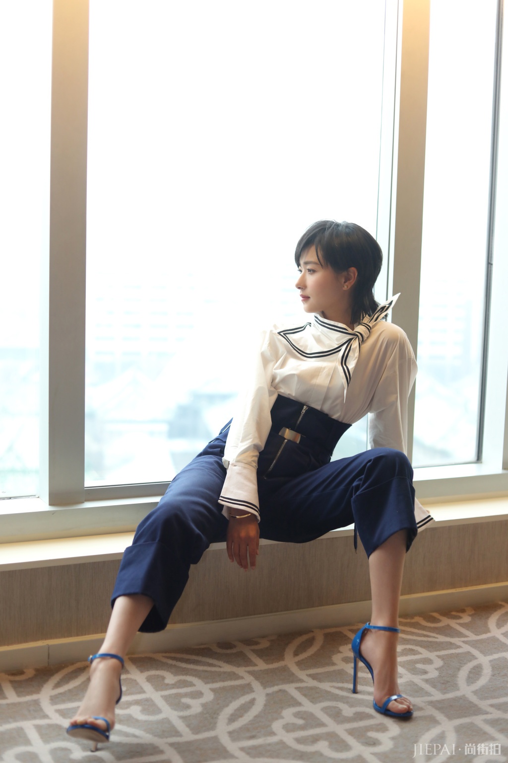 万茜身穿红色深V长裙时髦又减龄，波波头短发更惊艳