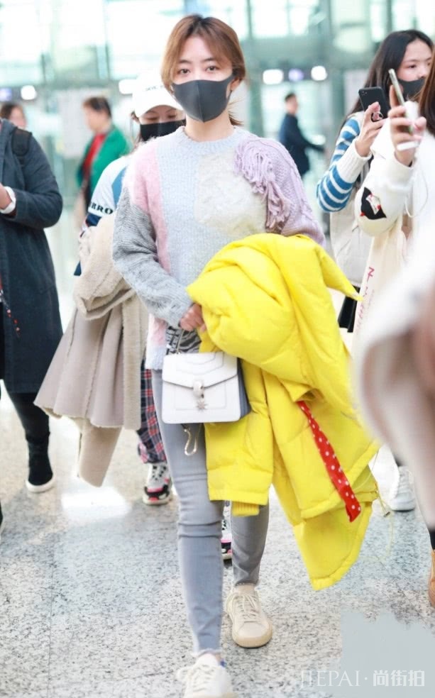 谭松韵穿“毛毯衣”终于不像学生!