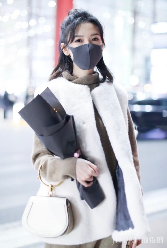 陈瑶居然穿双“镰刀靴”出门,衣品MAX!