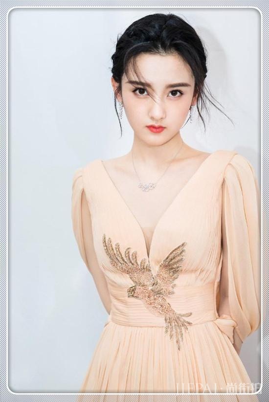 宋祖儿换上V领裙后性感指数爆棚