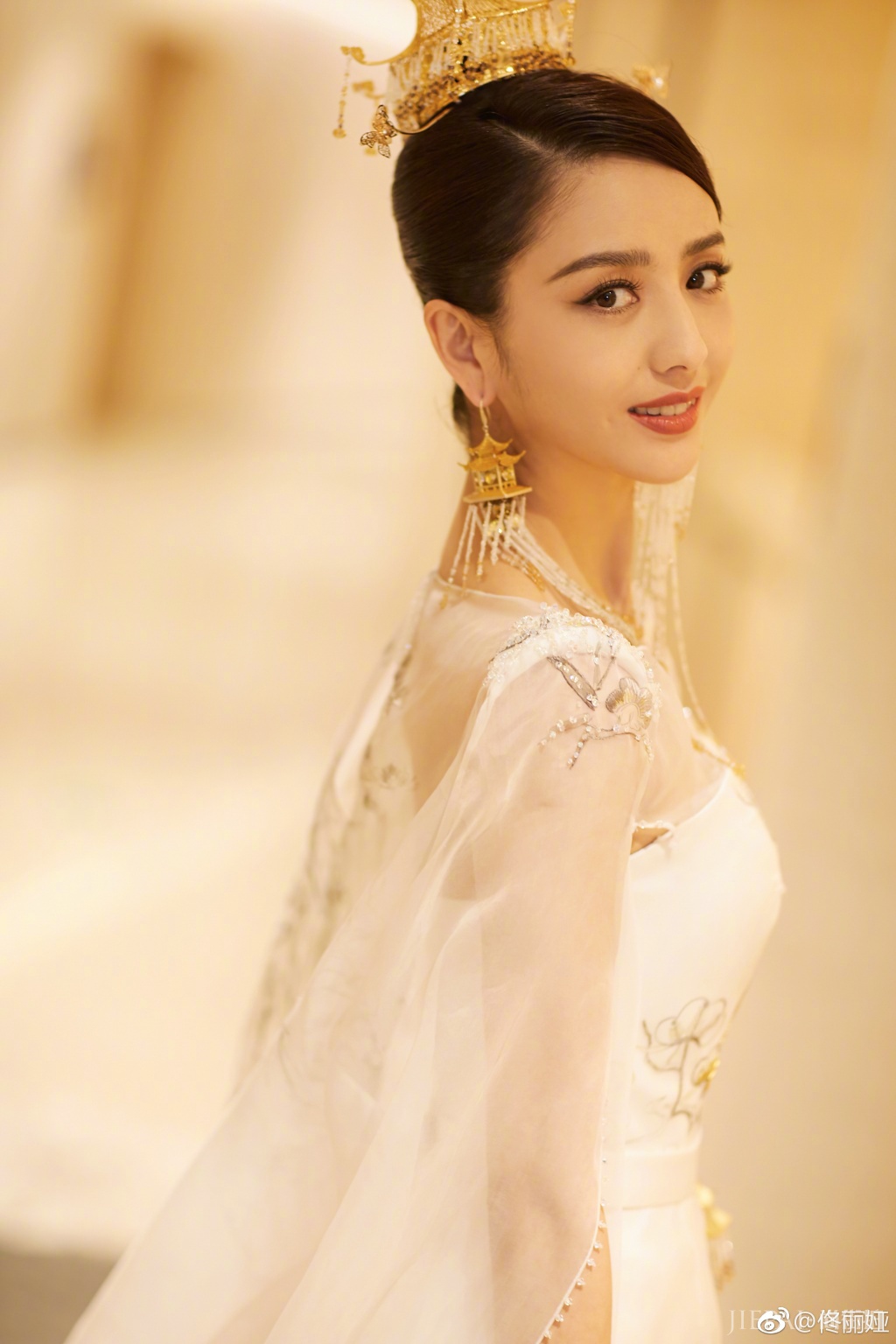 佟丽娅胖了也好看 还不是因为女神的彭润水光妆化得赞