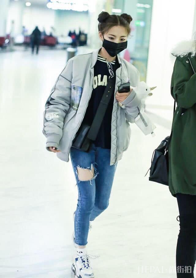 这款超减龄发型，杨超越顶哪吒头走机场