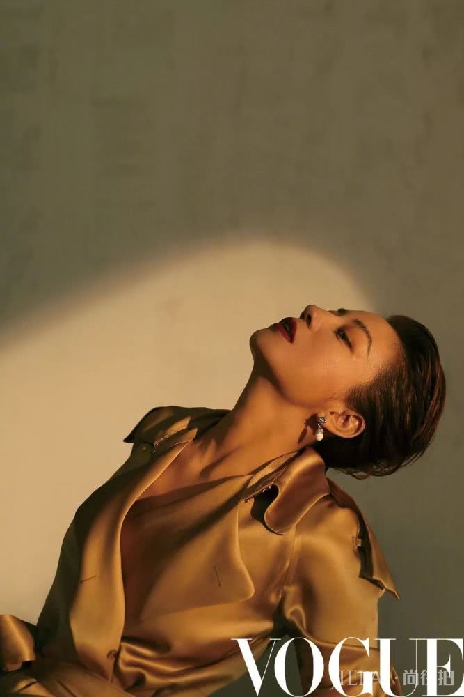 赵薇，从“红不了”少女到优雅“斜杠青年”