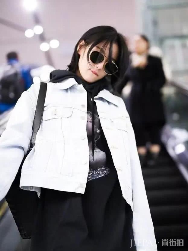 张馨予穿衣风格变了，短发清新帅气