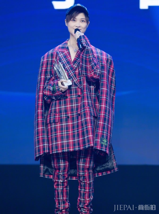 李宇春穿件厚过毛毯的衣服，不知道还以为“炸毛了”！