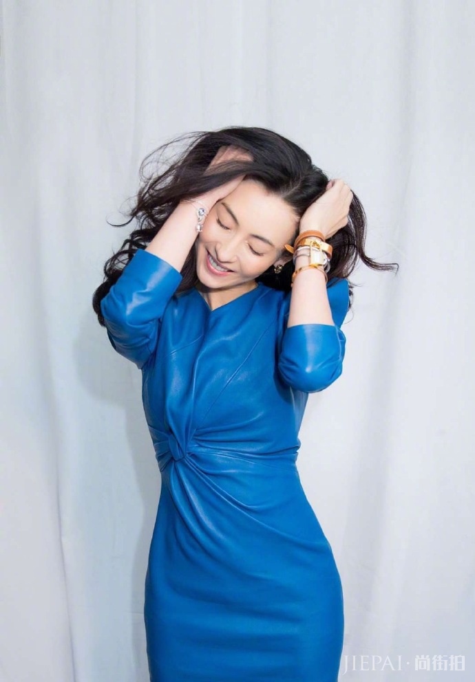 辣妈张柏芝蓝色裹臀裙配过膝高跟靴子!