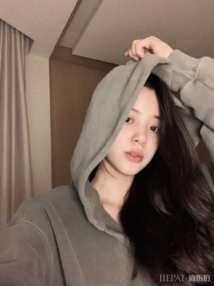 欧阳娜娜素颜出境晒私服毫不胆怯，怎么穿都好看