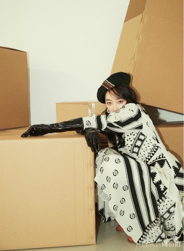 蒋梦婕黑白撞色裙搭配高筒靴子，穿起来比超模还要有气场