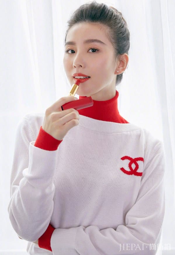 刘诗诗竟能把红色秋衣穿得如此高级?吴奇隆赚翻啦!